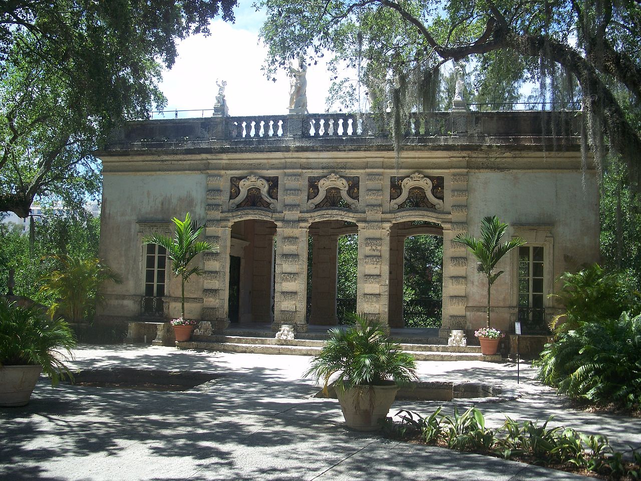 The Miami Hostess Gift Guide: What to Bring to a Coconut Grove Dinner Party